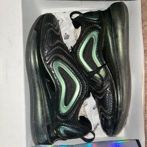Nike Air Max 720 (7Y/8.5 W)